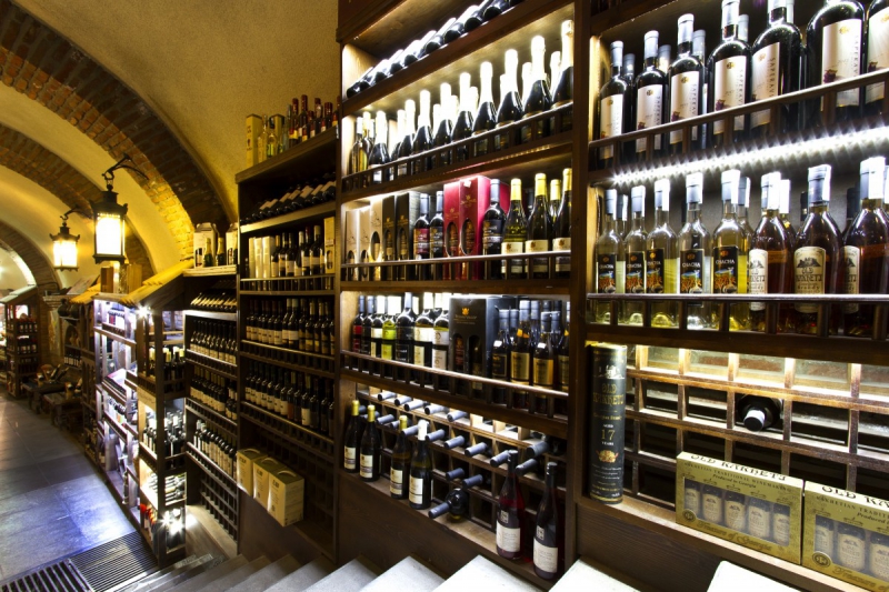 vente-LA ROQUEBRUSSANNE-min_world_street_travel_shop_canon_georgia_wine_bottles-429767